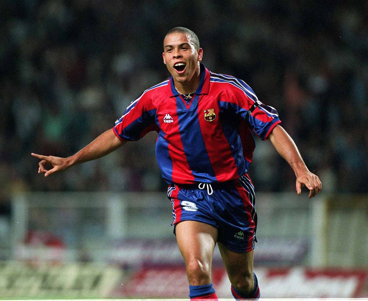 Ronaldo Barça Barcelona 1996/97 Home Kit Long SleeveBarcelona 1996/97 Home Kit Long Sleeve