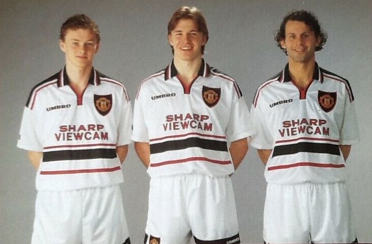 Manchester United Retro Kit Away